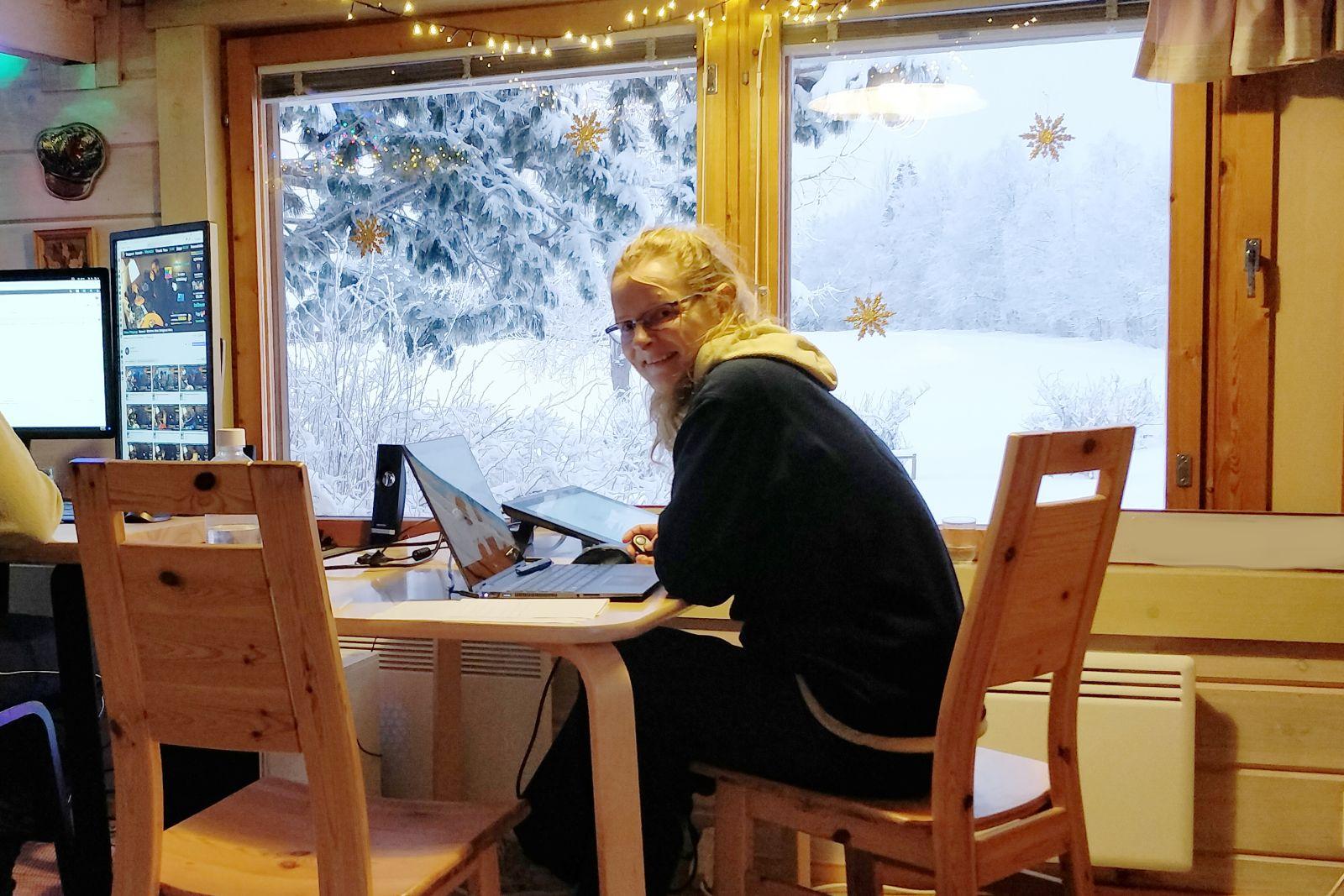 Handgetekende illustraties van de Scandinavische winter, naast de noordelijke landschappen die als inspiratiebron dienden.