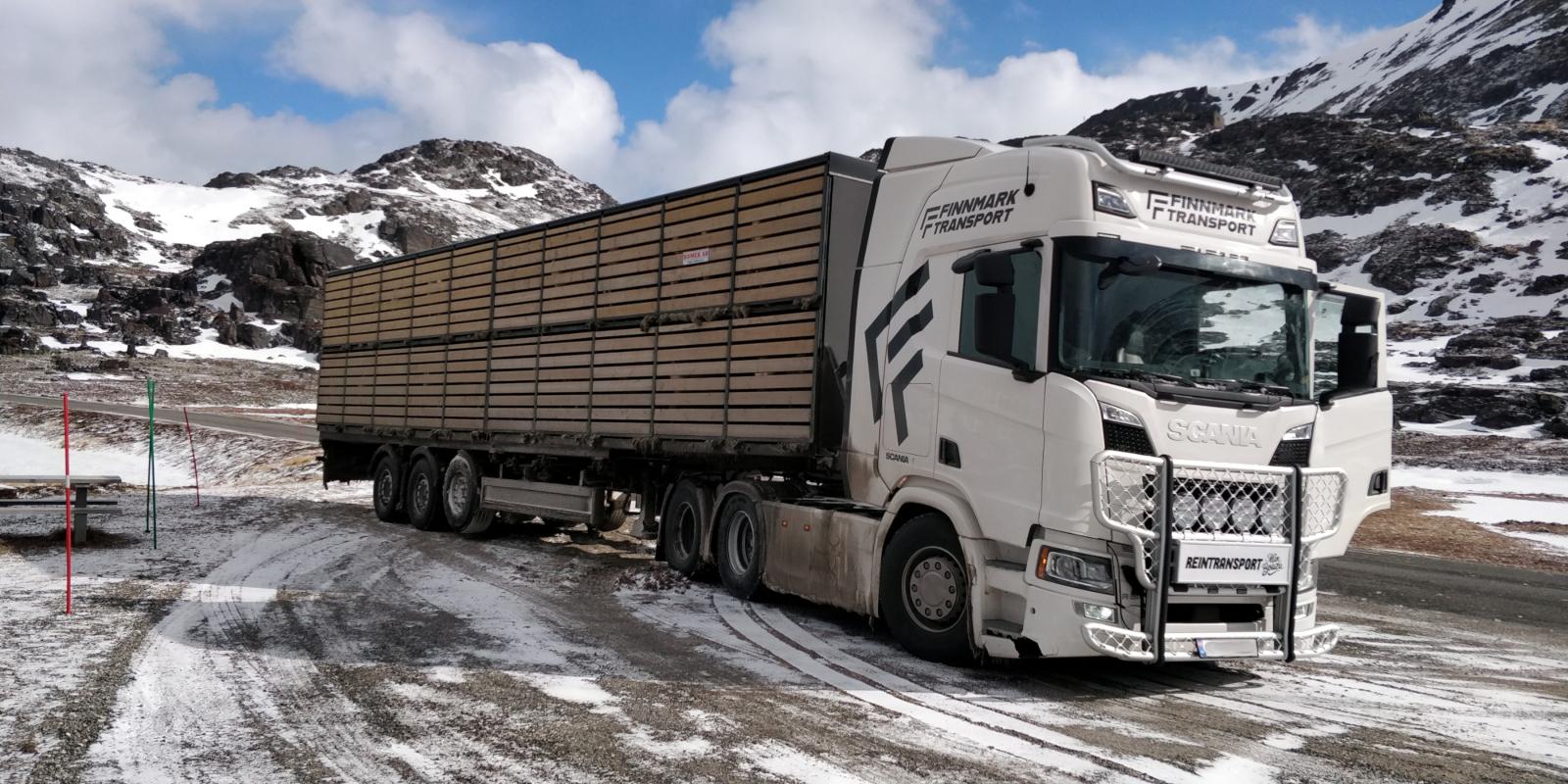 Een veewagen voor het vervoer van rendieren, geparkeerd op een met sneeuw bedekte bergpas in Noord-Noorwegen, april 2022. Aurealis Creatief.